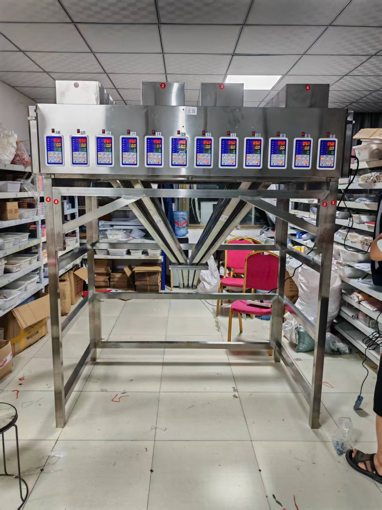 今天義烏客戶定制了一臺24頭顆粒分裝機案例