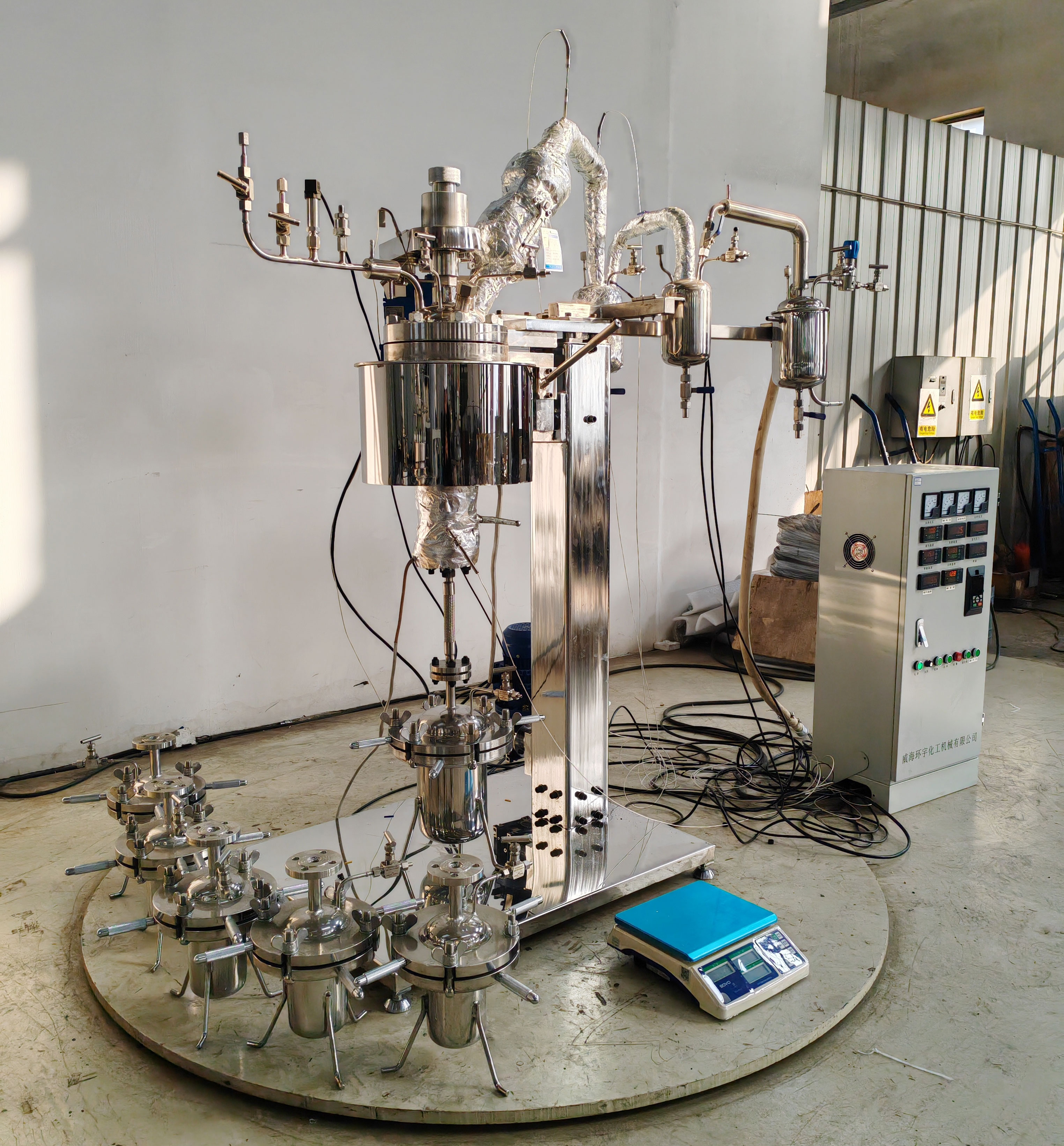 威海環宇5L高精度蒸餾反應釜交付大連，集成化系統賦能精細分離工藝