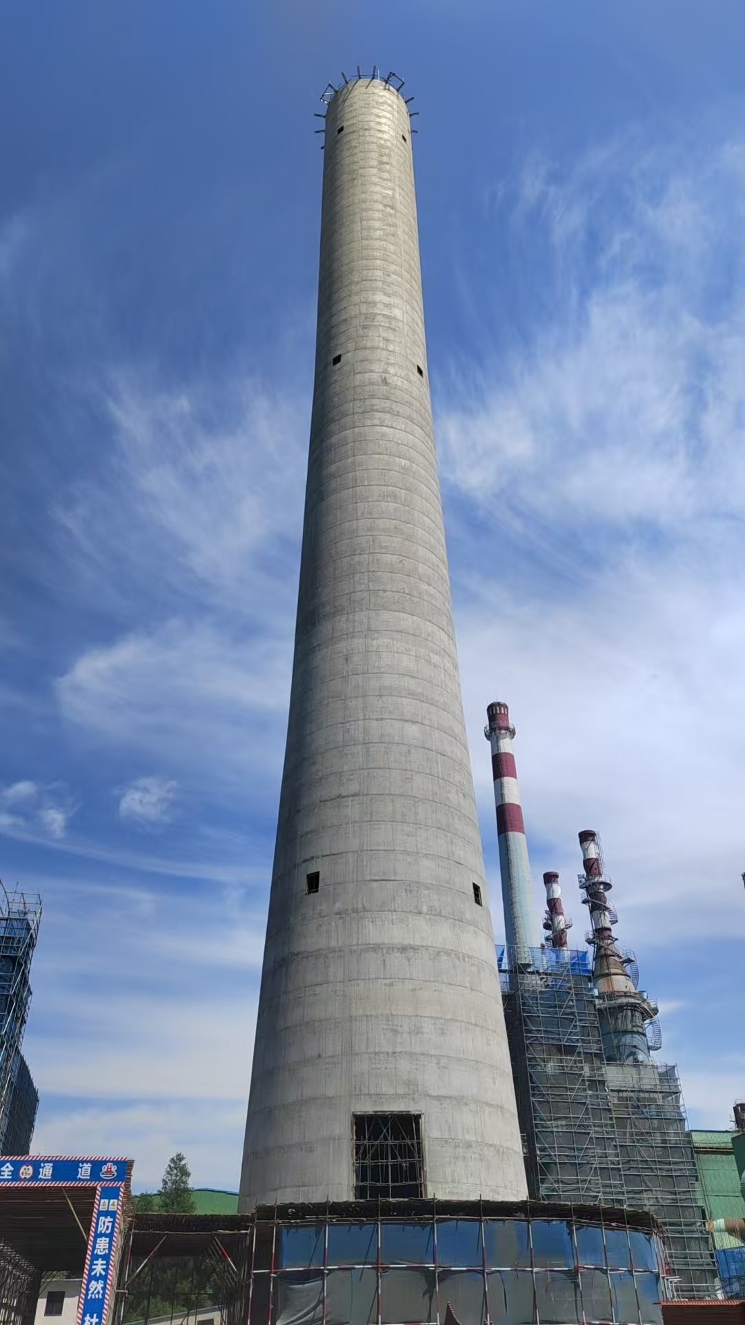 鋼骨擎綠繪錫城 新煙囪煥彩—宏順建設承建無錫能達130米煙囪新建